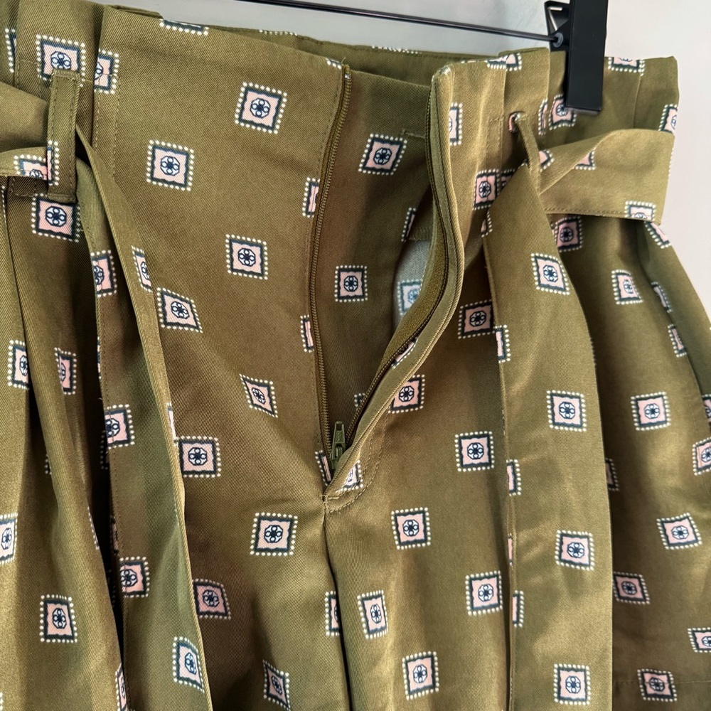 ANN TAYLOR FACTORY OLIVE GREEN PRINT BELTED SHORTS SIZE 2 - Picture 4 of 9